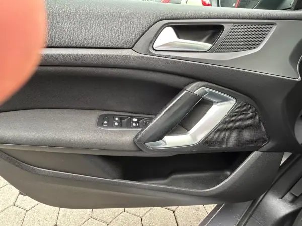Peugeot 308 2015 - 10750 EUR, 210520 km - 210520km - foto 8 de 22