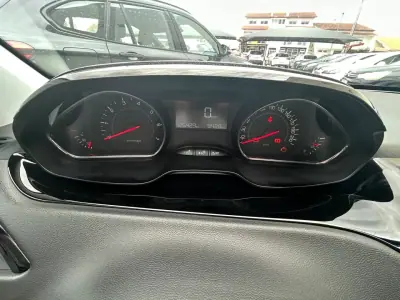 Peugeot 208 2014 - 8500 EUR, 125429 km - AUTO.MOTO.pt - 125429km - foto 9 de 17