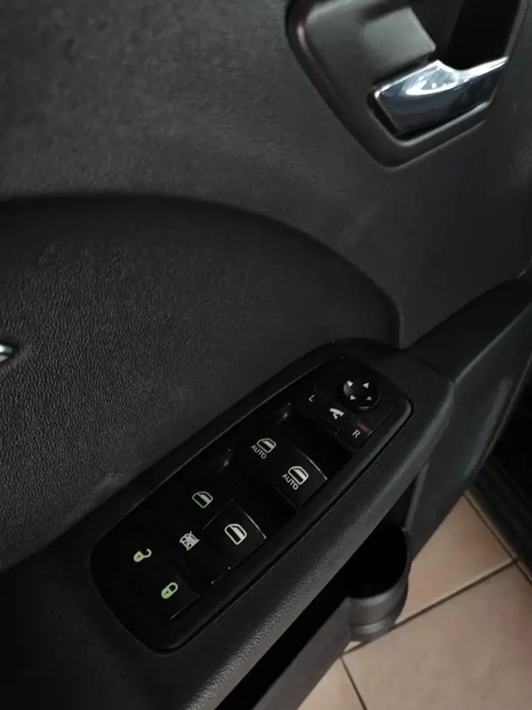 Dodge Journey 2010 - 11750 EUR, 113500 km - AUTO.MOTO.pt - 113500km - foto 26 de 36