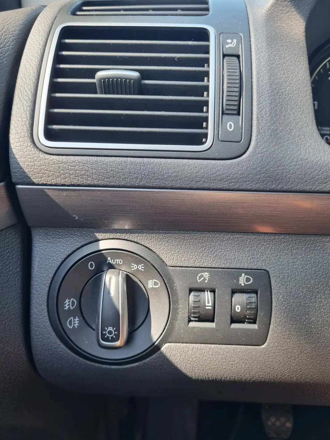 Volkswagen Touran 2014 - 13500 EUR, 124157 km - AUTO.MOTO.pt - 124157km - foto 3 de 6