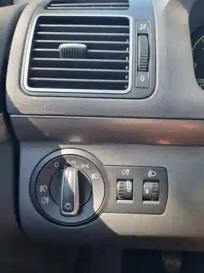 Volkswagen Touran 2014 - 13500 EUR, 124157 km - AUTO.MOTO.pt - 124157km - foto 3 de 6