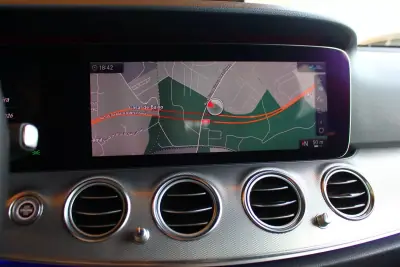 Mercedes-Benz E 300 2019 - 23900 EUR, 178524 km - AUTO.MOTO.pt - 178524km - foto 28 de 34