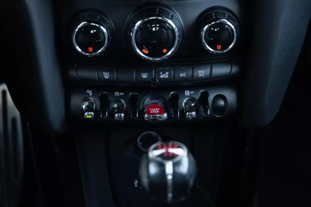 MINI One 2016 - 21500 EUR, 112000 km - AUTO.MOTO.pt - 112000km - foto 23 de 34