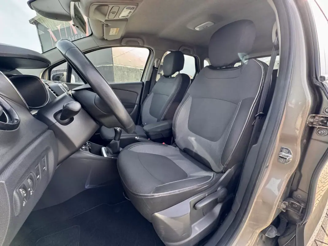 Renault Captur 2015 - 10990 EUR, 137000 km - AUTO.MOTO.pt - 137000km - foto 14 de 19