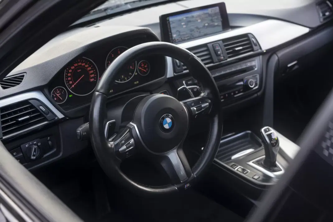 BMW 320 2015 - 19900 EUR, 190600 km - AUTO.MOTO.pt - 190600km - foto 11 de 32