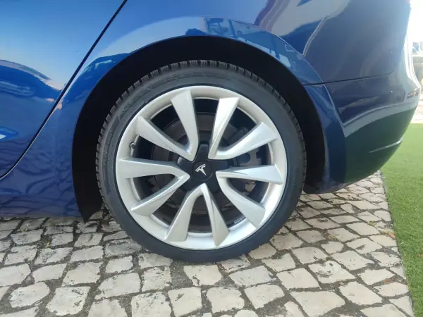 Tesla Model 3 2019 - 22900 EUR, 173000 km - AUTO.MOTO.pt - 173000km - foto 18 de 19