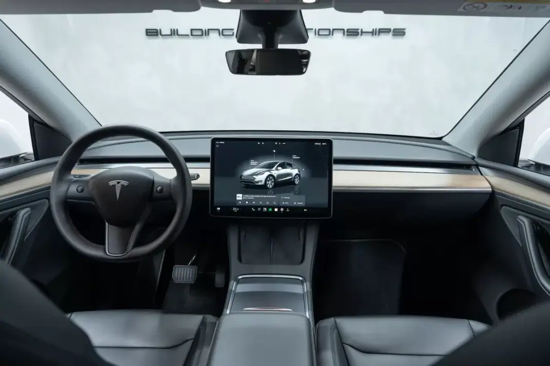 Tesla Model Y 2023 - 35950 EUR, 57000 km - 57000km - foto 18 de 49