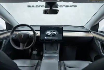 Tesla Model Y 2023 - 35950 EUR, 57000 km - 57000km - foto 18 de 49