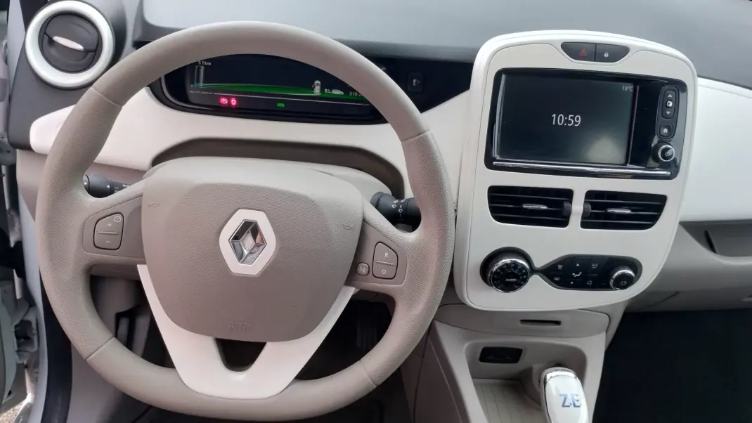 Renault Zoe 2019 - 12500 EUR, 70000 km - AUTO.MOTO.pt - 70000km - foto 21 de 28
