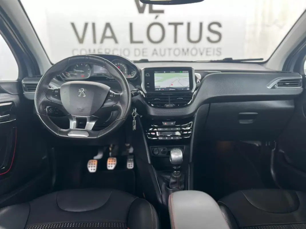 Peugeot 208 2018 - 13500 EUR, 41987 km - AUTO.MOTO.pt - 41987km - foto 9 de 18