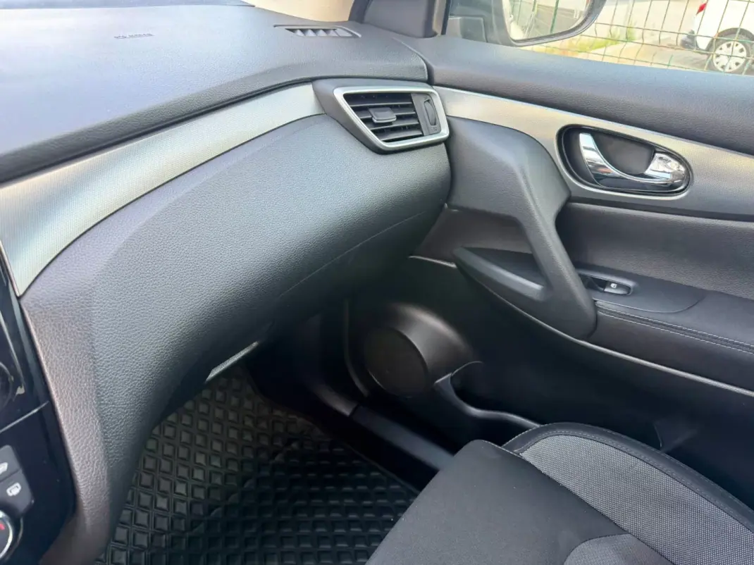 Nissan Qashqai 2018 - 18490 EUR, 111000 km - 111000km - foto 28 de 39