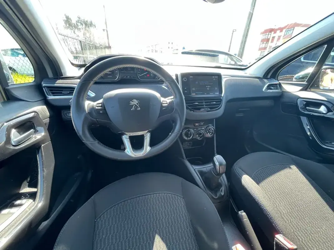 Peugeot 208 2018 - 12950 EUR, 88200 km - AUTO.MOTO.pt - 88200km - foto 5 de 17