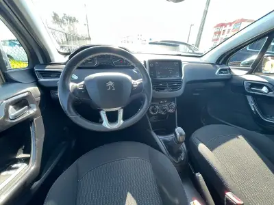 Peugeot 208 2018 - 12950 EUR, 88200 km - AUTO.MOTO.pt - 88200km - foto 5 de 17