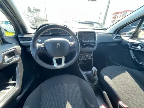 Peugeot 208 2018 - 10250 EUR, 88200 km - AUTO.MOTO.pt - 88200km - foto 5 de 17