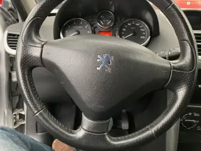 Peugeot 207 2007 - 4990 EUR, 227955 km - AUTO.MOTO.pt - 227955km - foto 8 de 15