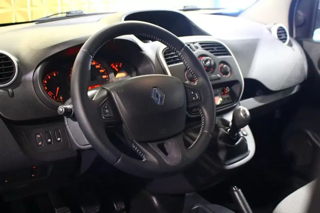 Renault 2019 - 9450 EUR, 190000 km - AUTO.MOTO.pt - 190000km - foto 18 de 23