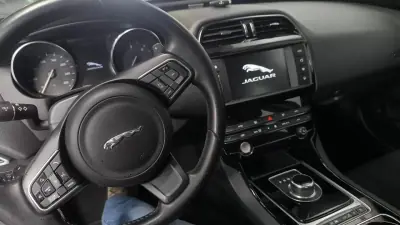 Jaguar XE 2018 - 13900 EUR, 147000 km - AUTO.MOTO.pt - 147000km - foto 12 de 14