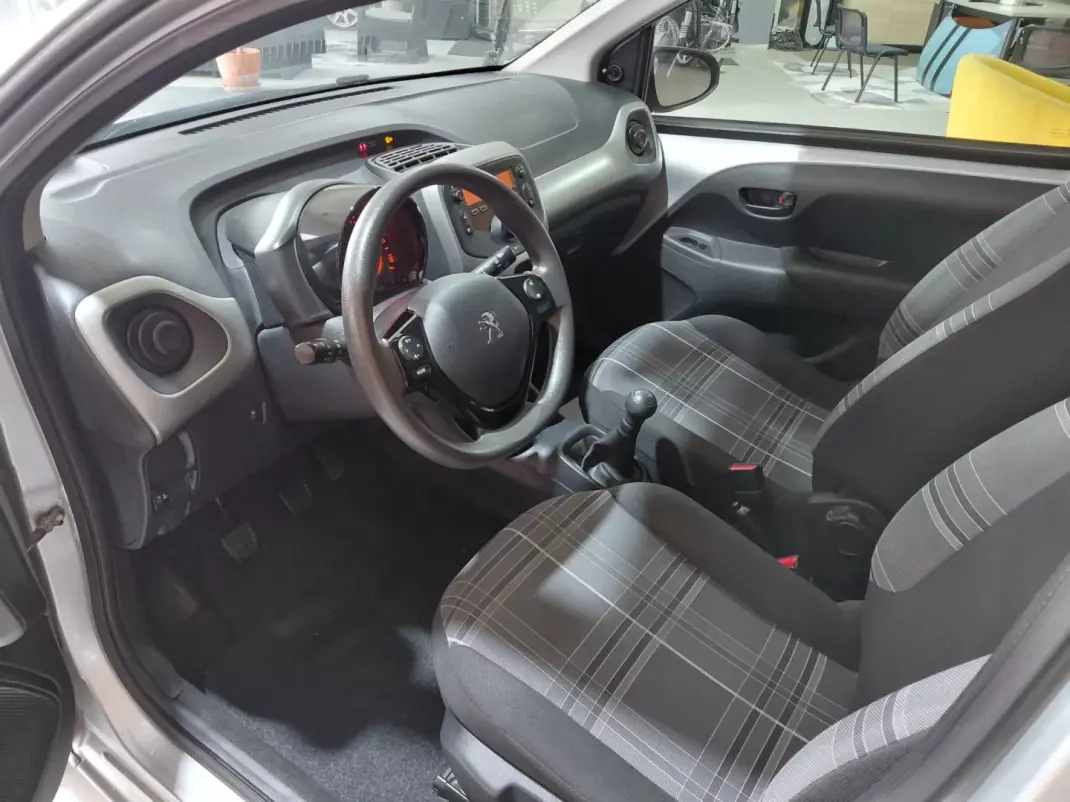 Peugeot 108 2017 - 9990 EUR, 99000 km - AUTO.MOTO.pt - 99000km - foto 6 de 14