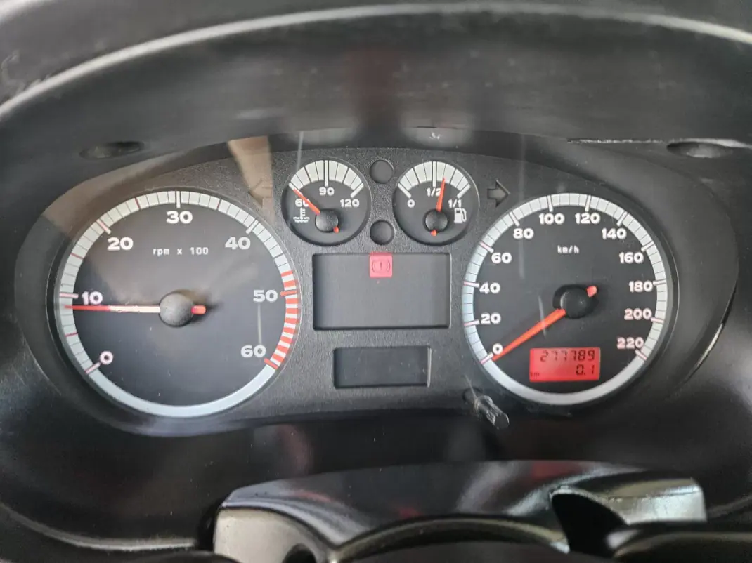 SEAT Ibiza 2001 - 2650 EUR, 277000 km - AUTO.MOTO.pt - 277000km - foto 10 de 10