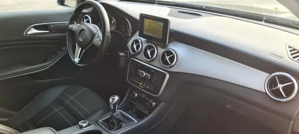 Mercedes-Benz A 180 2014 - 17900 EUR, 123000 km - AUTO.MOTO.pt - 123000km - foto 6 de 12