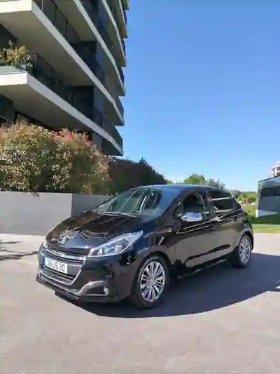 Peugeot 208 2018 - 7800 EUR, 199800 km - AUTO.MOTO.pt - 199800km - foto 1 de 8