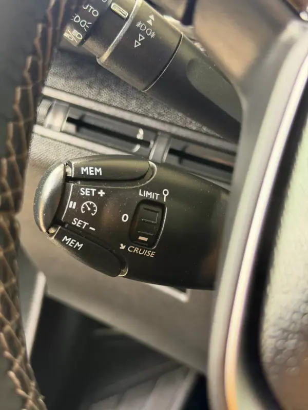 Peugeot 3008 2017 - 18500 EUR, 83995 km - AUTO.MOTO.pt - 83995km - foto 27 de 28