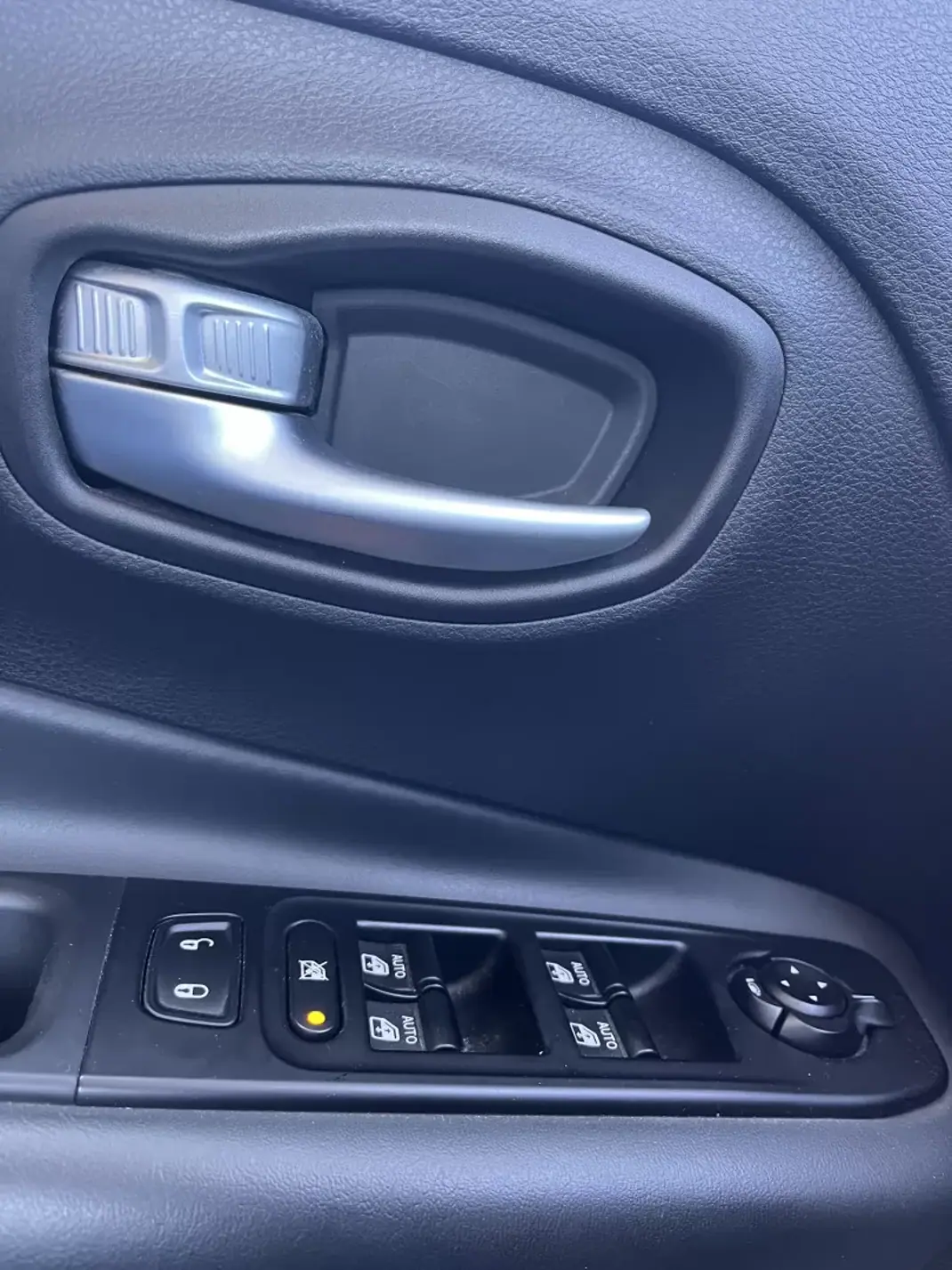 Jeep Renegade 2022 - 18500 EUR, 82500 km - AUTO.MOTO.pt - 82500km - foto 18 de 21