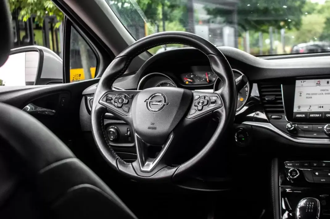 Opel Astra Sports Tourer 2016 - 7750 EUR, 120277 km - AUTO.MOTO.pt - 120277km - foto 32 de 38