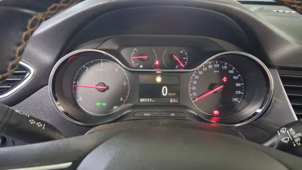 Opel Crossland X 2019 - 13490 EUR, 97717 km - AUTO.MOTO.pt - 97717km - foto 14 de 16