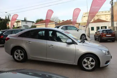Chevrolet Cruze 2010 - 7450 EUR, 120000 km - AUTO.MOTO.pt - 120000km - foto 4 de 20