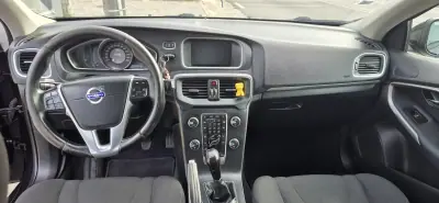 Volvo V40 2015 - 12400 EUR, 216200 km - AUTO.MOTO.pt - 216200km - foto 11 de 26