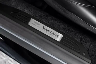 Aston Martin V8 Vantage Roadster 2021 - 165000 EUR, 14873 km - AUTO.MOTO.pt - 14873km - foto 20 de 21