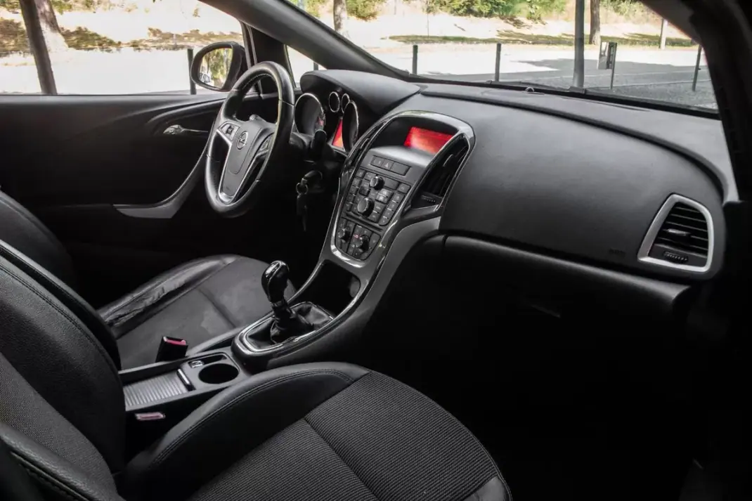 Opel Astra Sports Tourer 2013 - 6490 EUR, 240124 km - AUTO.MOTO.pt - 240124km - foto 21 de 30