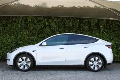 Tesla Model Y 2023 - 36900 EUR, 90000 km - 90000km - foto 7 de 20