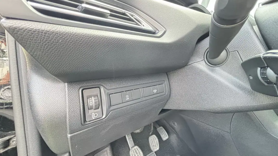 Peugeot 308 SW 2020 - 14900 EUR, 150000 km - AUTO.MOTO.pt - 150000km - foto 9 de 10