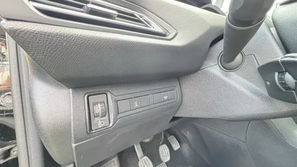 Peugeot 308 SW 2020 - 14900 EUR, 150000 km - AUTO.MOTO.pt - 150000km - foto 9 de 10