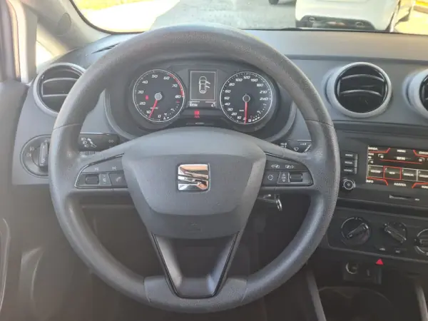 SEAT Ibiza 2017 - 10990 EUR, 93000 km - AUTO.MOTO.pt - 93000km - foto 12 de 17