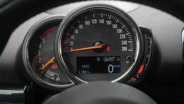 MINI Clubman 2018 - 24999 EUR, 131000 km - AUTO.MOTO.pt - 131000km - foto 22 de 37
