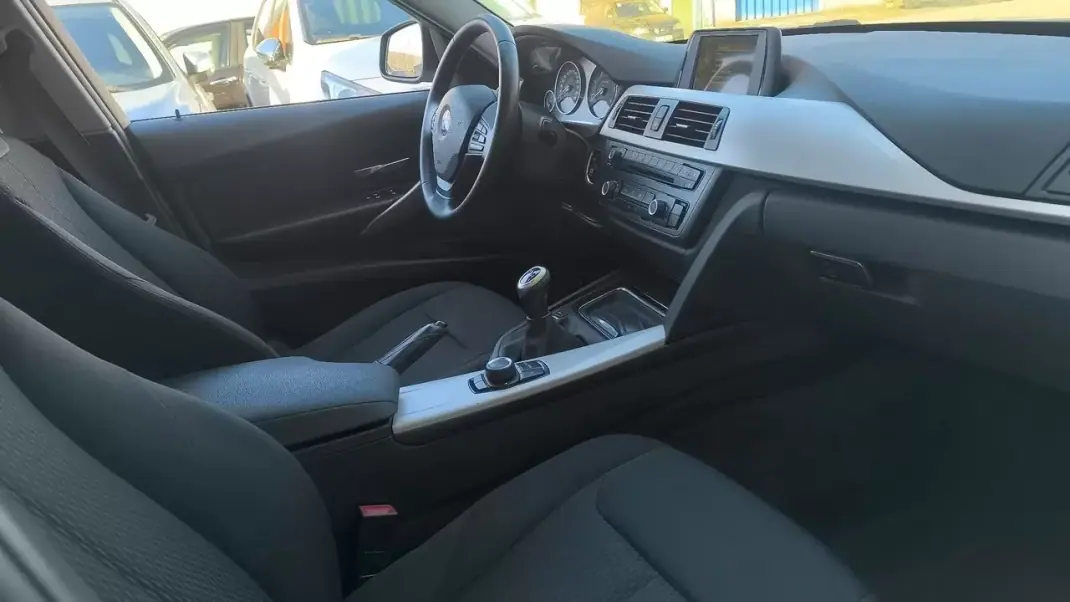 BMW 318 2015 - 13900 EUR, 195000 km - AUTO.MOTO.pt - 195000km - foto 9 de 20