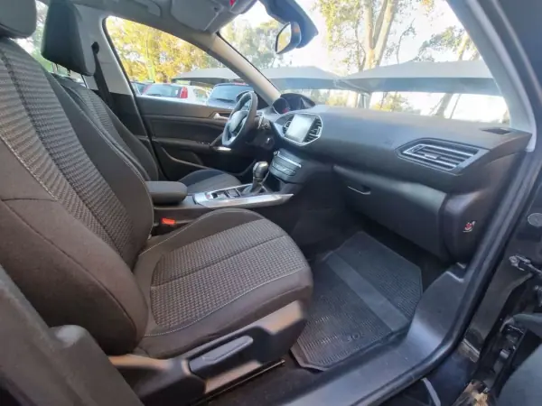Peugeot 308 SW 2019 - 12990 EUR, 133000 km - AUTO.MOTO.pt - 133000km - foto 10 de 13