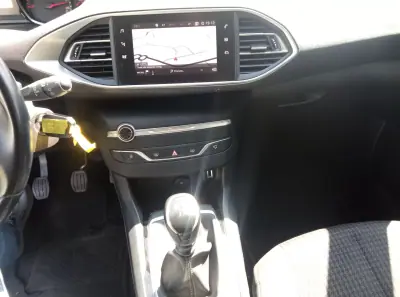 Peugeot 308 SW 2020 - 13490 EUR, 126471 km - AUTO.MOTO.pt - 126471km - foto 9 de 10