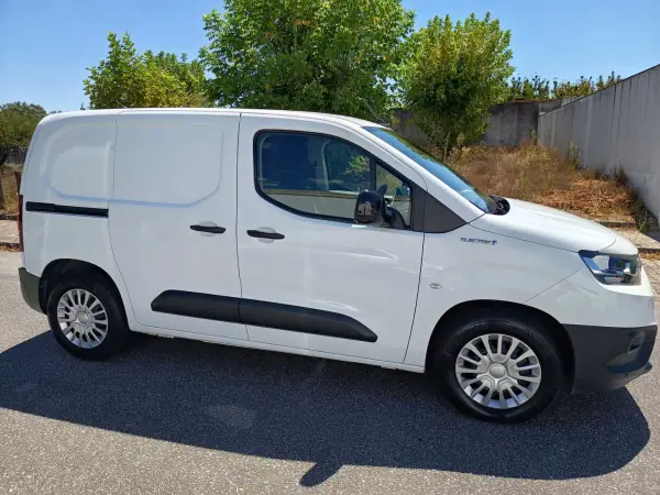 Toyota Proace Verso Electric 2022 - 17990 EUR, 78900 km - AUTO.MOTO.pt - 78900km - foto 4 de 22