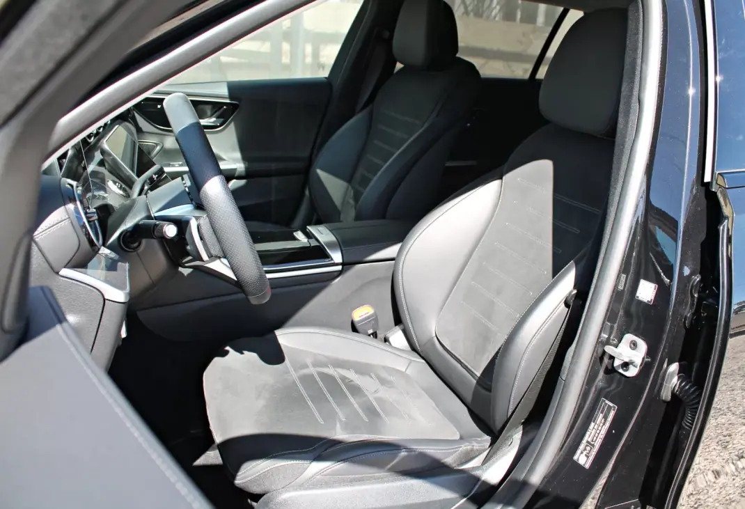 Mercedes-Benz C 300 2024 - 49990 EUR, 28094 km - AUTO.MOTO.pt - 28094km - foto 12 de 31