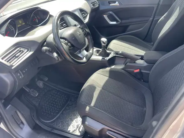 Peugeot 308 2017 - 11950 EUR, 120818 km - AUTO.MOTO.pt - 120818km - foto 8 de 12