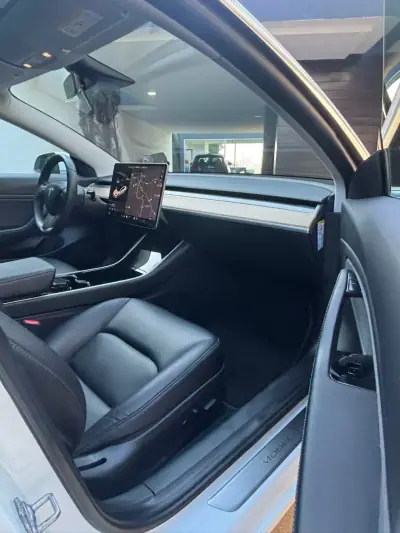 Tesla Model 3 2019 - 22900 EUR, 117000 km - AUTO.MOTO.pt - 117000km - foto 20 de 27