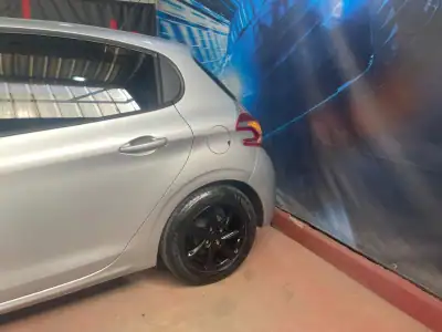 Peugeot 208 2013 - 6999 EUR, 195000 km - AUTO.MOTO.pt - 195000km - foto 18 de 35