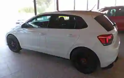 Volkswagen Polo 2018 - 21999 EUR, 176047 km - AUTO.MOTO.pt - 176047km - foto 2 de 13
