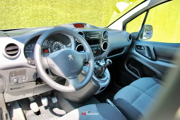 Peugeot Partner 2019 - 11700 EUR, 154000 km - AUTO.MOTO.pt - 154000km - foto 3 de 20