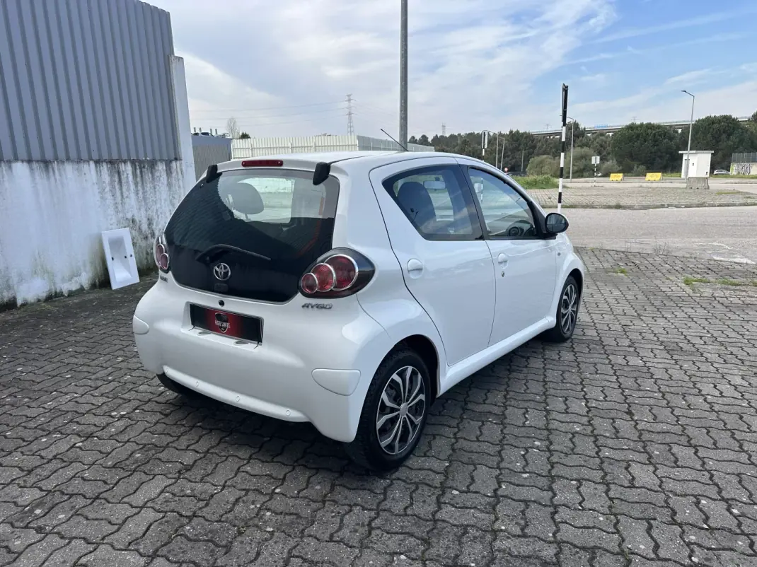 Toyota Aygo 2012 - 8290 EUR, 121000 km - AUTO.MOTO.pt - 121000km - foto 5 de 16