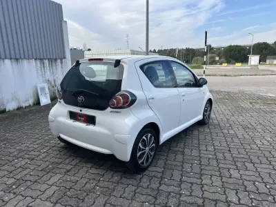 Toyota Aygo 2012 - 8290 EUR, 121000 km - AUTO.MOTO.pt - 121000km - foto 5 de 16